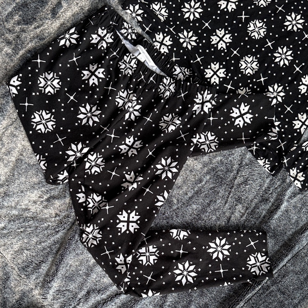 Snowflake Pattern Women’s Pajama Set - Picture 4 of 4